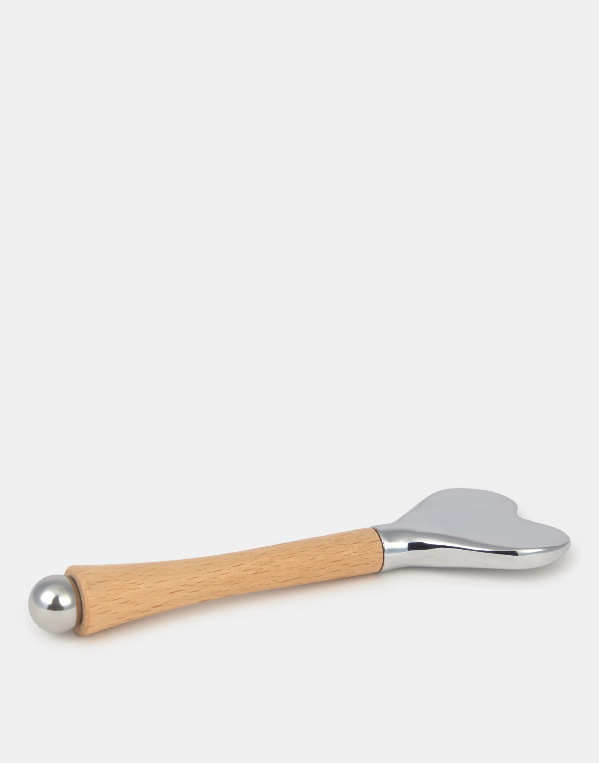 Massajador facial em formato de coracao