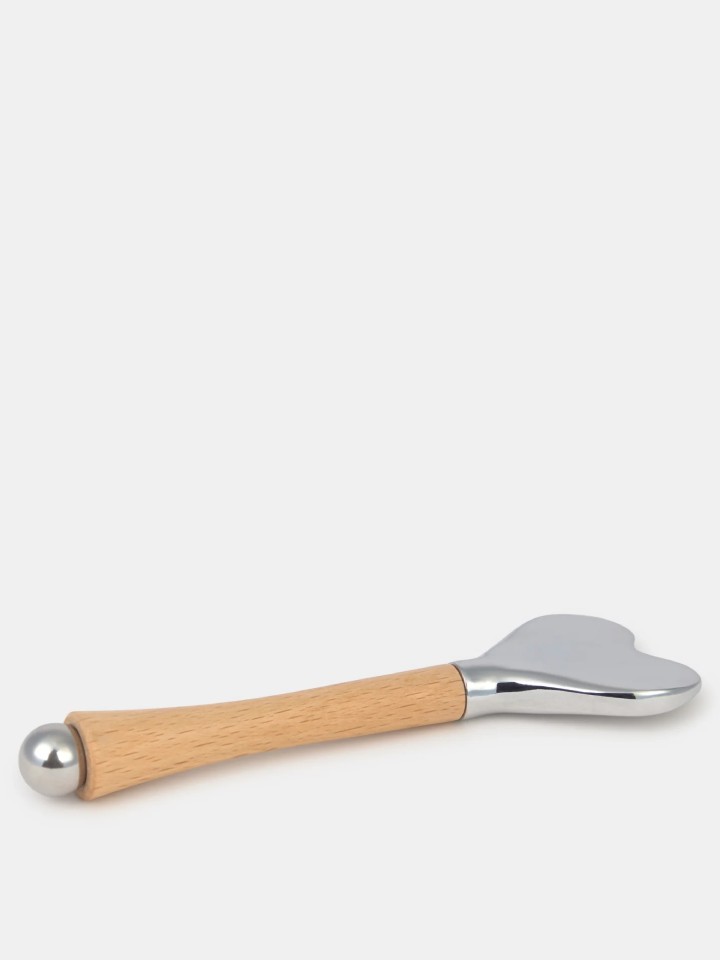 Massajador facial em formato de coracao