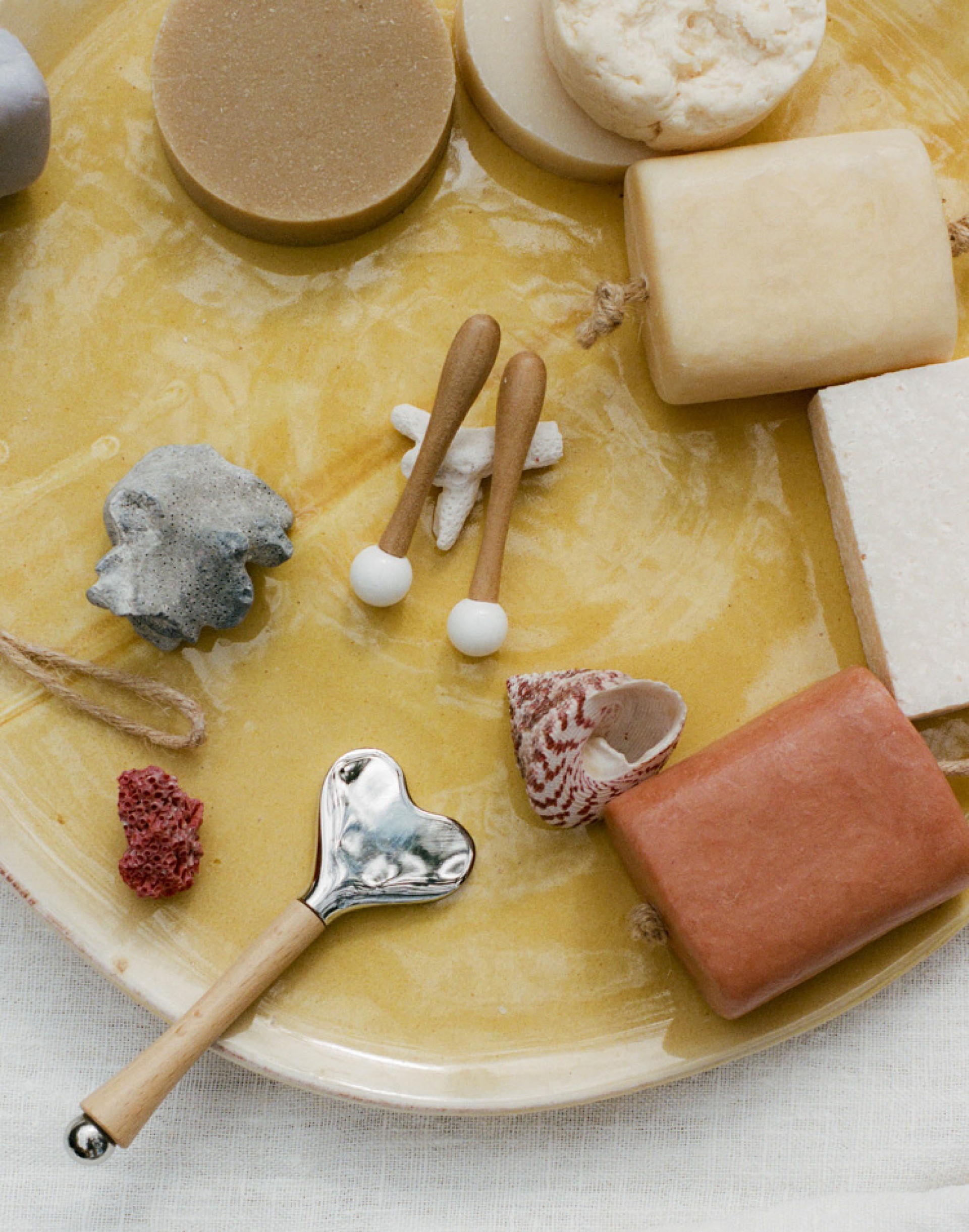 Massajador facial em formato de coracao