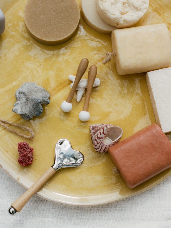 Massajador facial em formato de coracao