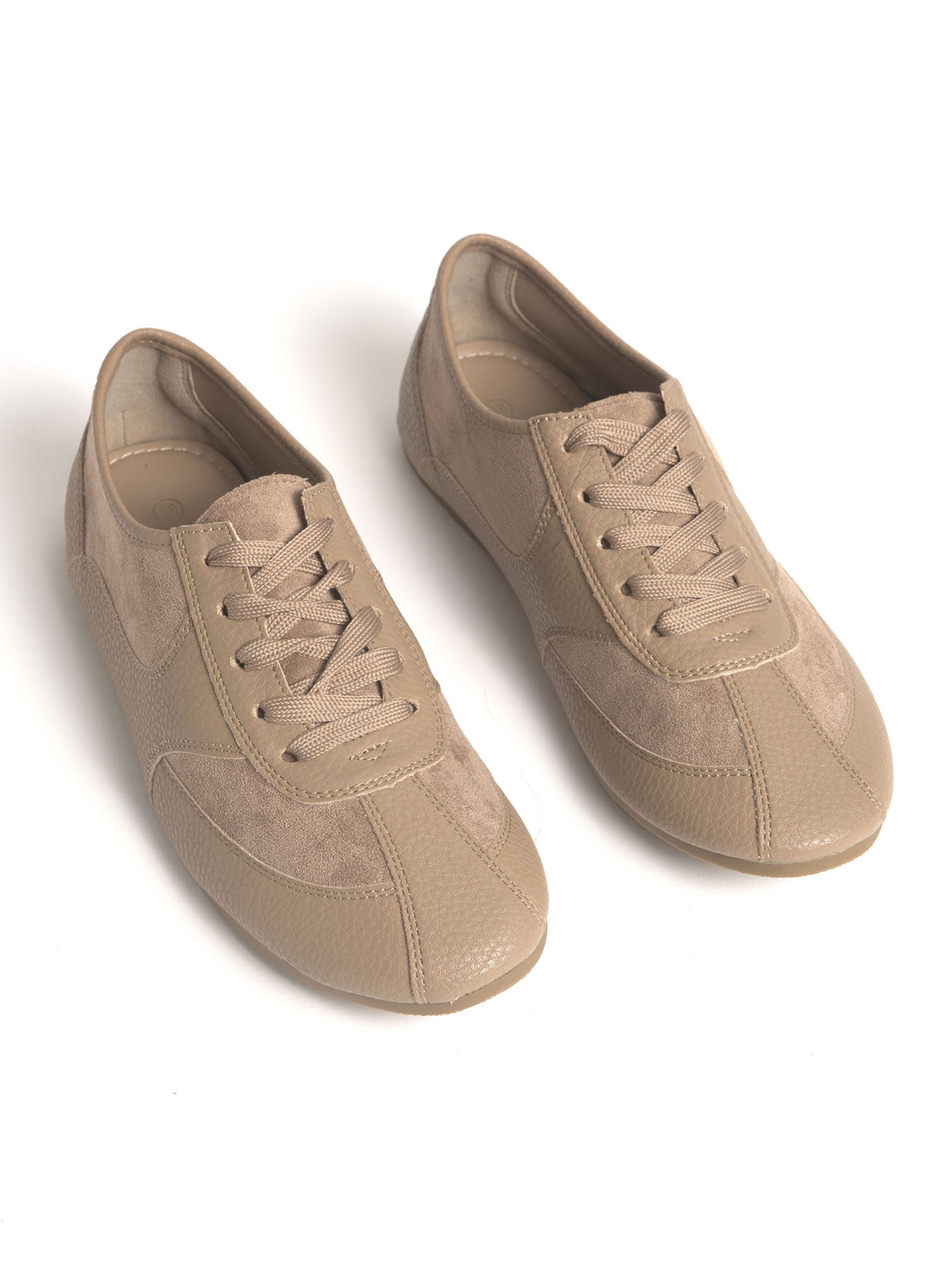 Sapatilha Casual em Mistura de Materiais