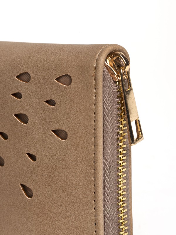 Carteira com Recortes Decorativos