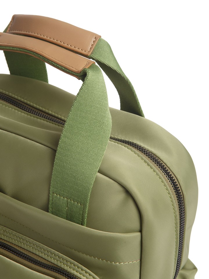 Mochila em Nylon com Bolso Frontal