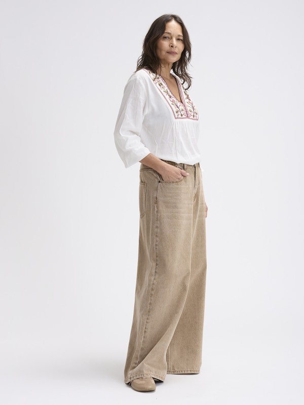 Blusa com Bordados Florais