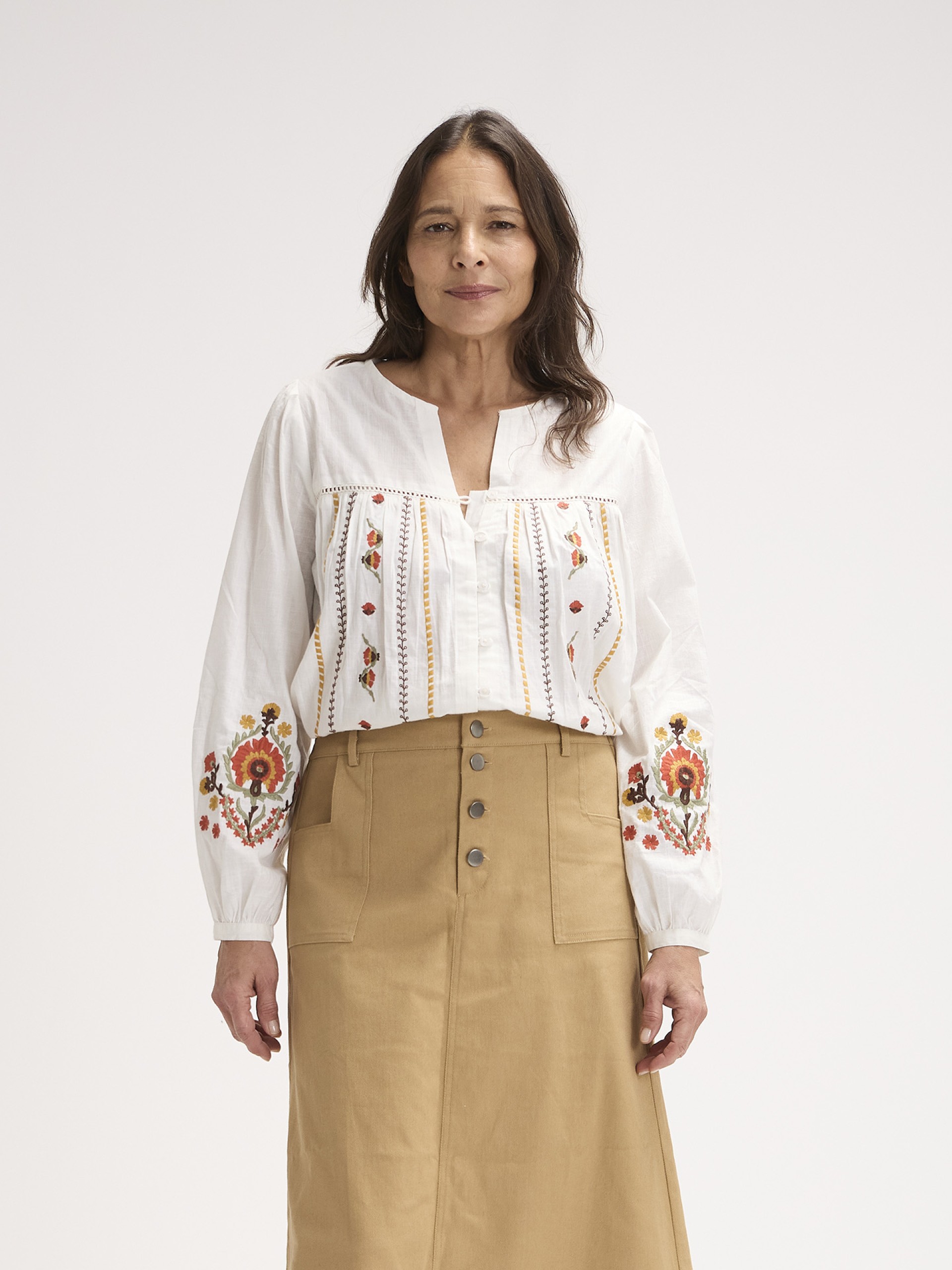 Blusa Fluida com Bordados e Renda