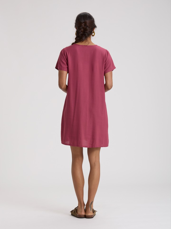 Vestido Curto com Bordados Florais