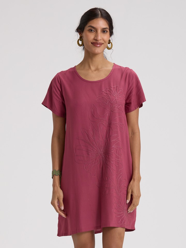 Vestido Curto com Bordados Florais