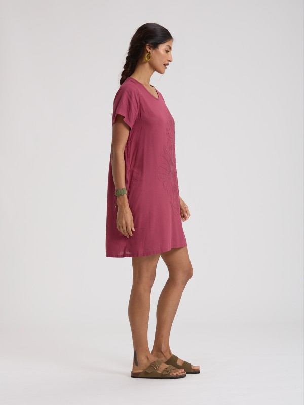 Vestido Curto com Bordados Florais Vestido Curto com Bordados Florais