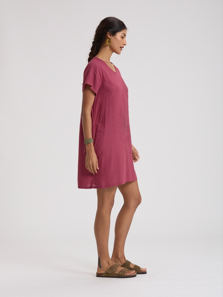 Vestido Curto com Bordados Florais