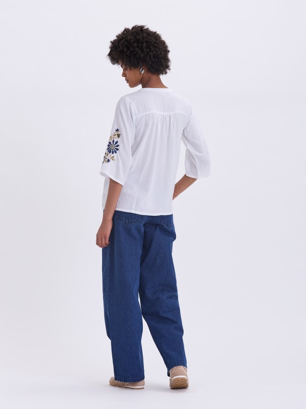 Blusa Plissada com Bordados