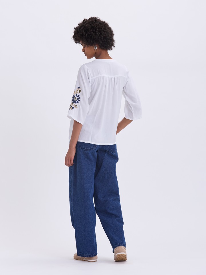 Blusa Plissada com Bordados